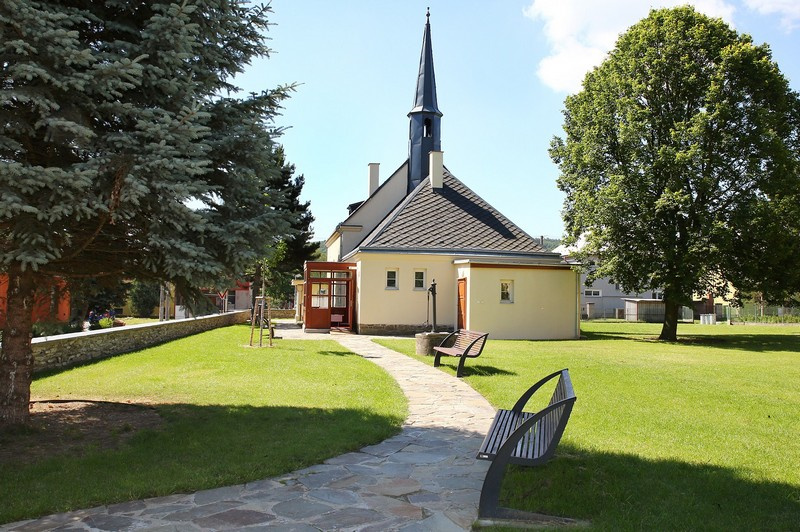 Kostel ze zahrady.png
